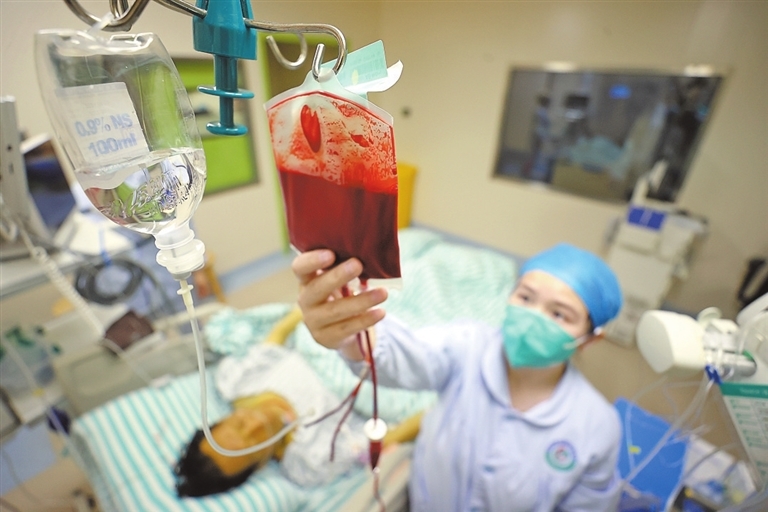 在南昌大学第一附属医院象湖院区，护士将经过输血医学科和临床医务人员重重把关的爱心血液输送到病人体内。