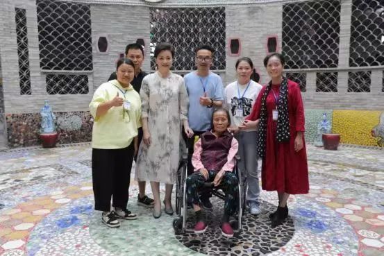 余二妹和前来参观“瓷宫”的主持人杨澜一行合影。作者供图