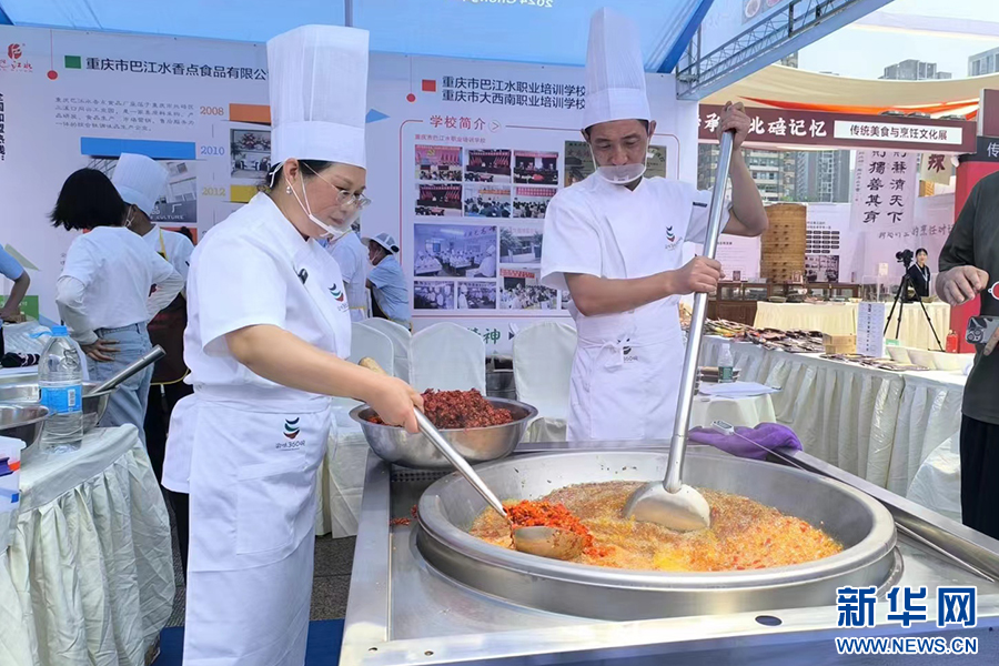 火锅师傅现场炒制火锅底料。新华网 韩梦霖 摄