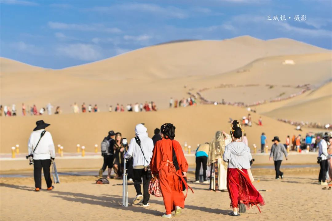 图为：2024年6月18日，一场夏雨后，敦煌鸣沙山月牙泉景区风情如画引客来。（王斌银　摄影）
