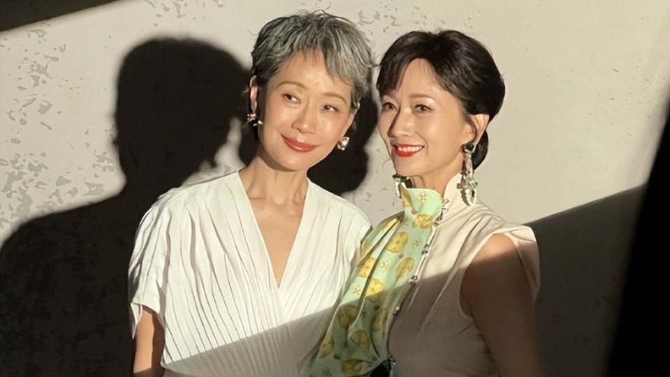 70岁赵雅芝穿“恨天高”走红毯，网友：胆子真大，不怕摔倒吗？封面图