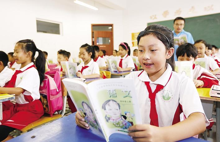 高新区小学学生在上语文课。 翟志刚 摄