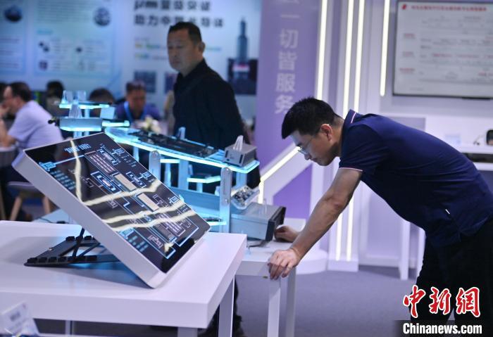 观众在2024长春国际光电博览会参观。　张瑶 摄