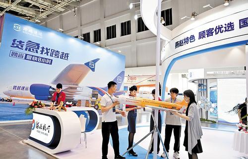 6月15日，工作人员在廊坊临空国际会展中心国际智慧物流场景汇展区布展。2024年中国&middot;廊坊国际经济贸易洽谈会于6月16日至20日在廊坊市举办。 河北日报记者 赵永辉摄