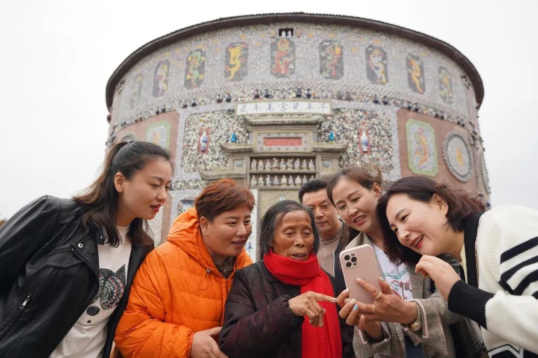 余二妹（中）与游客在一起。作者供图