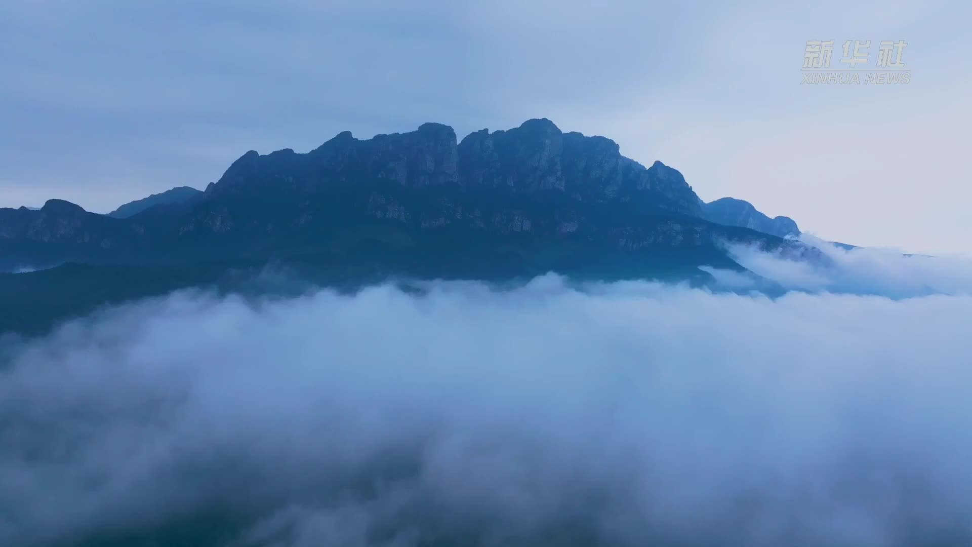 庐山五老峰云腾雾漫映苍颜