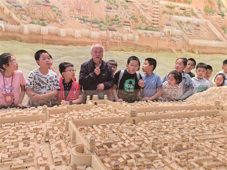 文史专家邓明在市博物馆内给孩子们讲解兰州历史