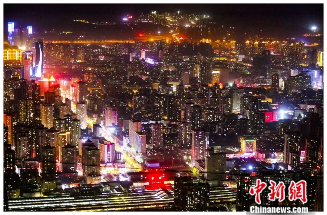 2023年6月28日，登高兰山俯拍兰州城市夜景。闫姣　摄