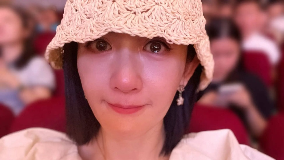 谢娜在双胞胎女儿幼儿园毕业典礼上哭了 晒自拍照眼中含泪