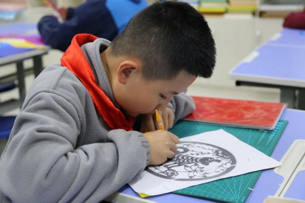 剪纸社团学生学习剪纸过程