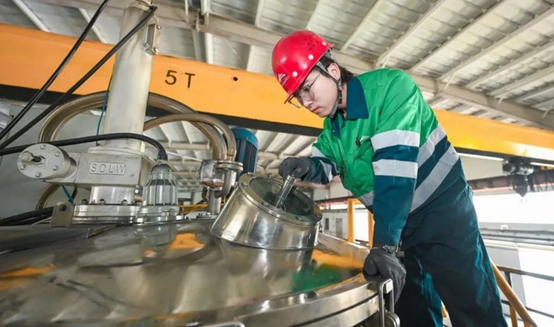 金川金科资源循环科技有限公司生产班职工检查生产状况　李德宇　摄