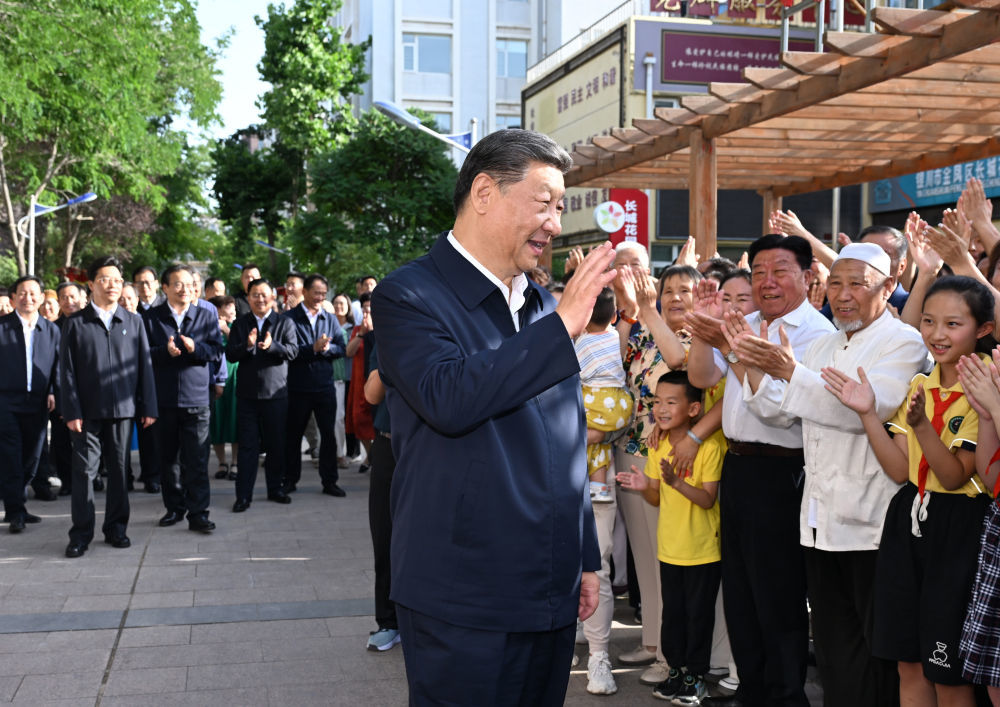 6月19日至20日，中共中央总书记、国家主席、中央军委主席习近平在宁夏考察。这是19日下午，习近平在银川市金凤区长城花园社区考察时，向社区居民挥手致意。新华社记者 谢环驰 摄