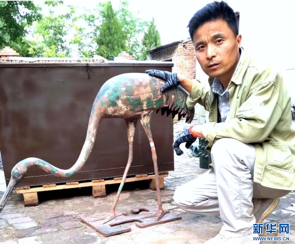 图为于安君和他复制的青铜器。（受访者供图）