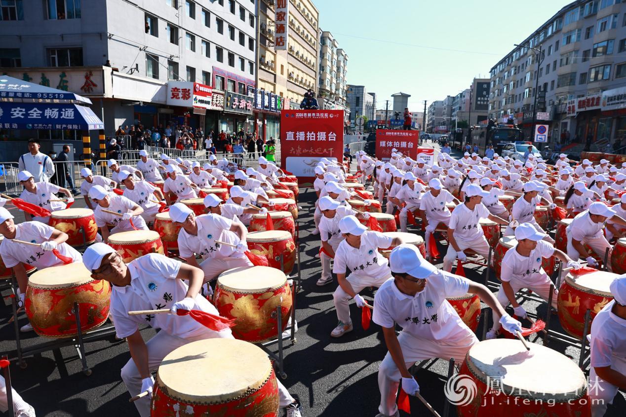 北华大学表演的精彩开场舞。