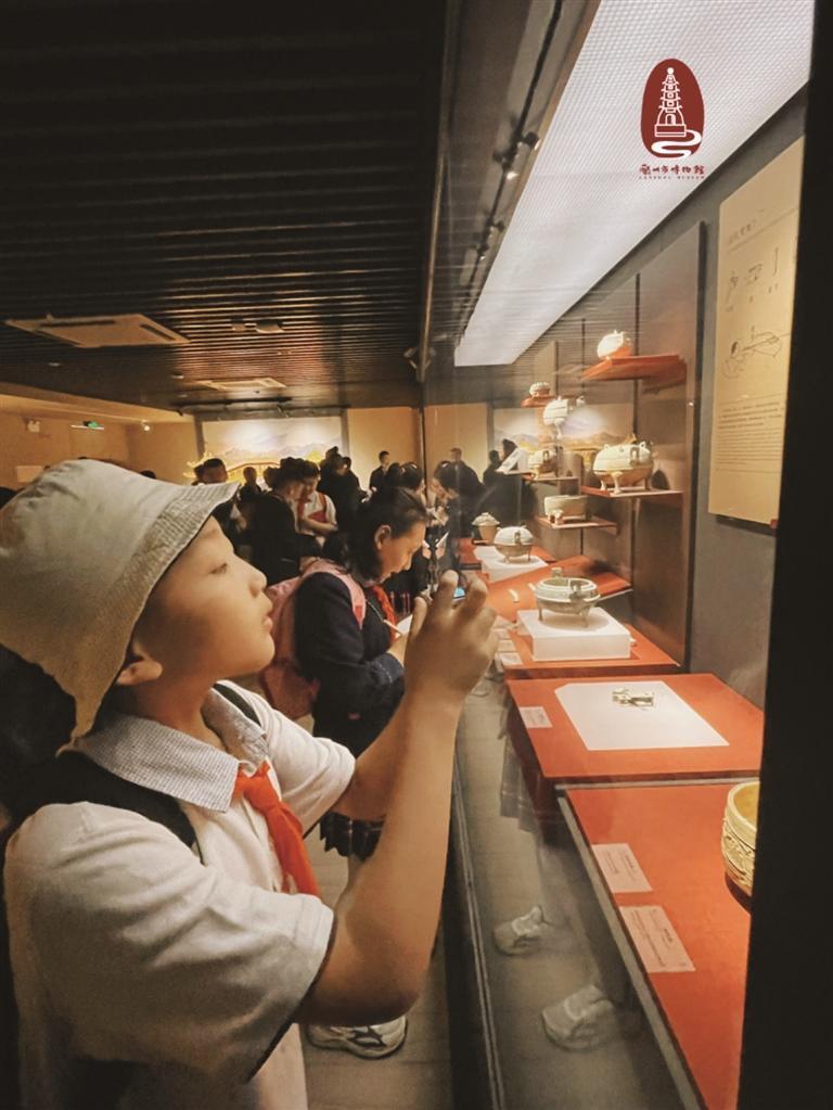 研学团队在兰州市博物馆内参观