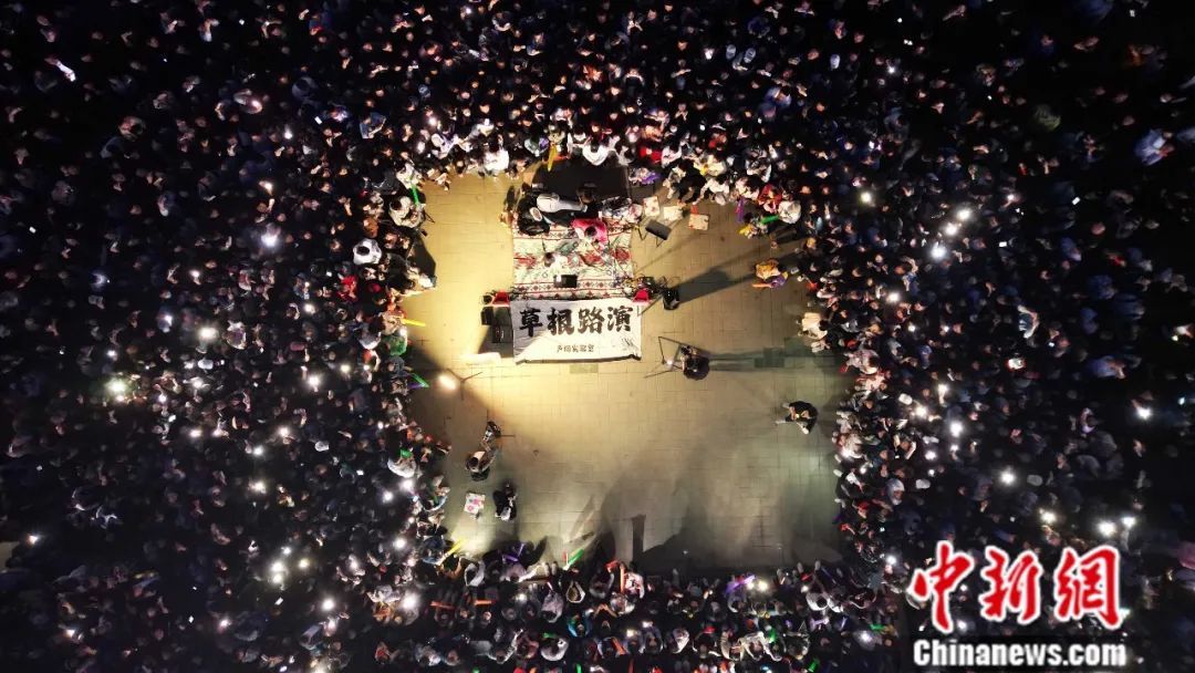 2024年4月23日晚，甘肃兰州，在黄河畔举行的路边演唱会吸引了民众前来“打卡”。图为民众在黄河边合唱(无人机照片)。九美旦增　摄