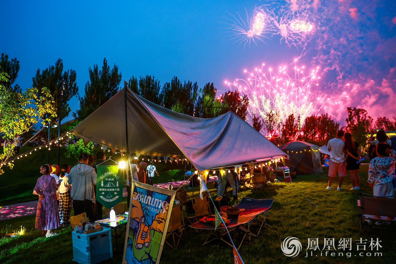 夜幕下的烟火烂漫值拉满。