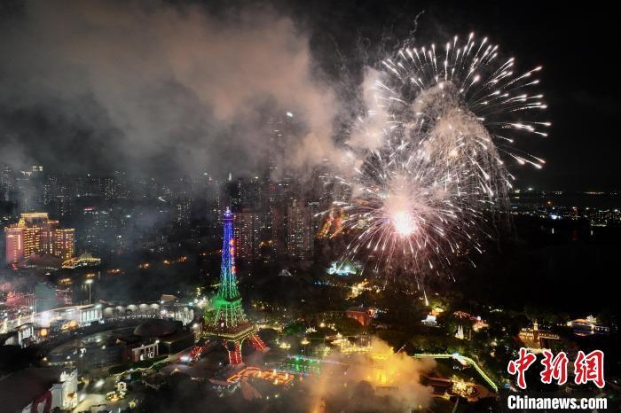 图为深圳世界之窗上空烟花璀璨绽放。记者 陈文 摄