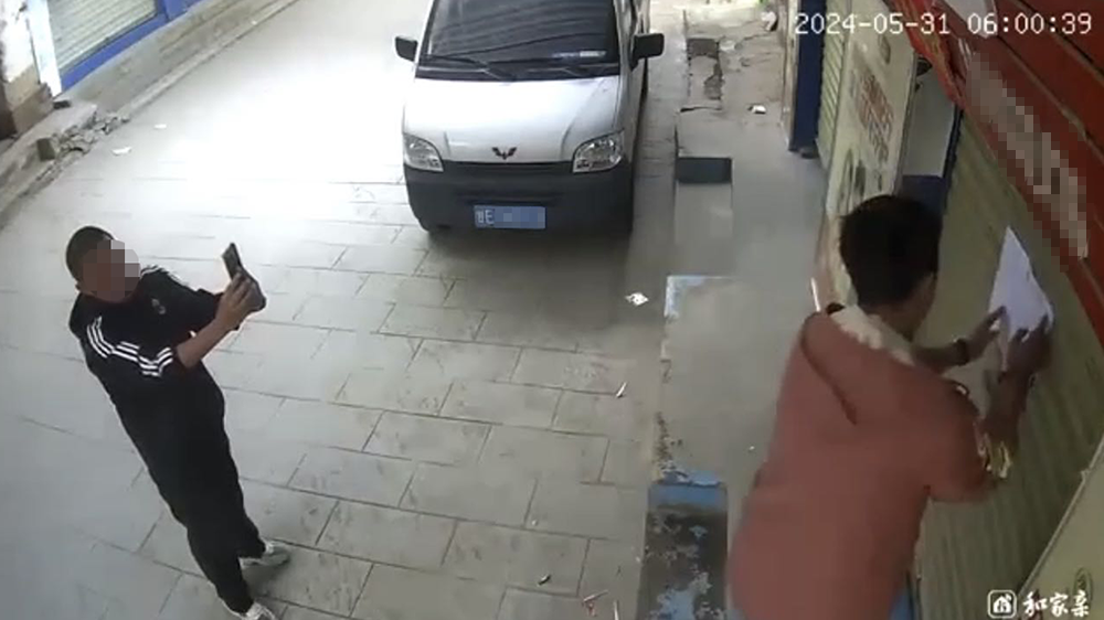 代理律师称,5月31日6时,⻨积区烟草局工作人员到阮双全原经营地址张贴三年前的《收回烟草专卖零售许可证通知书》。受访者供图