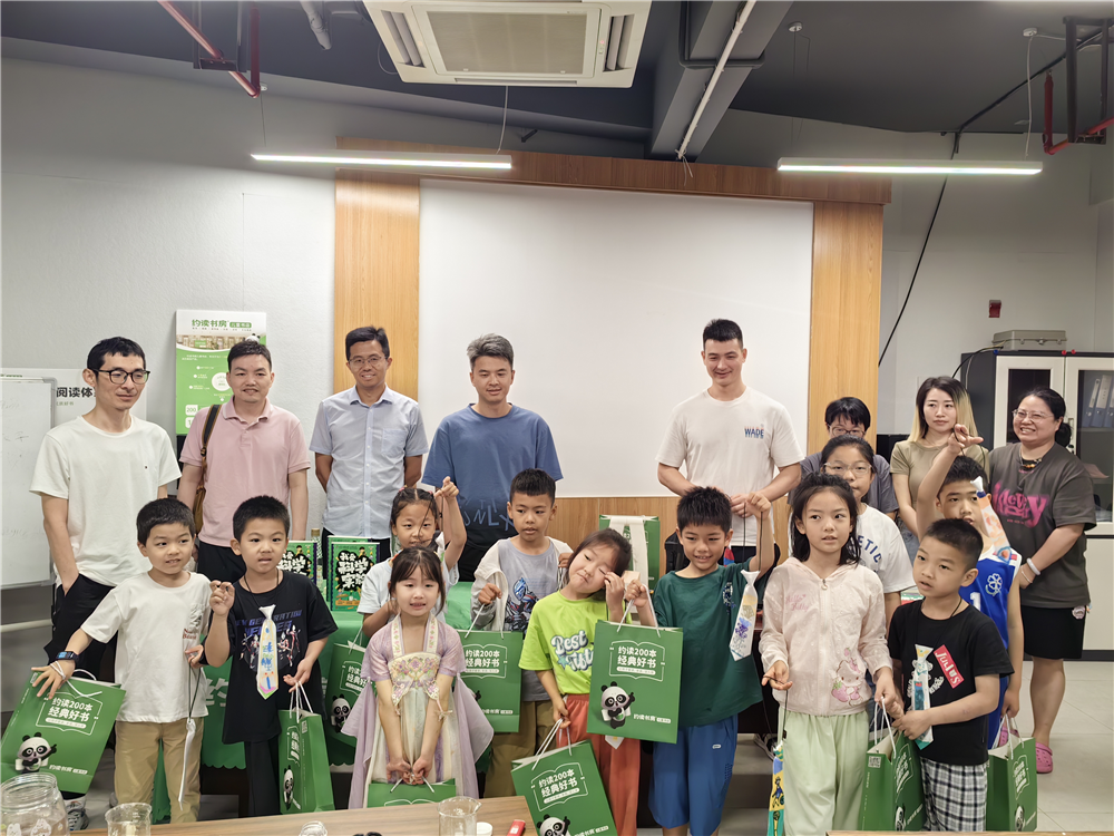 江北万润社区小朋友手绘环保领带，献礼父亲节，倡导绿色环保理念