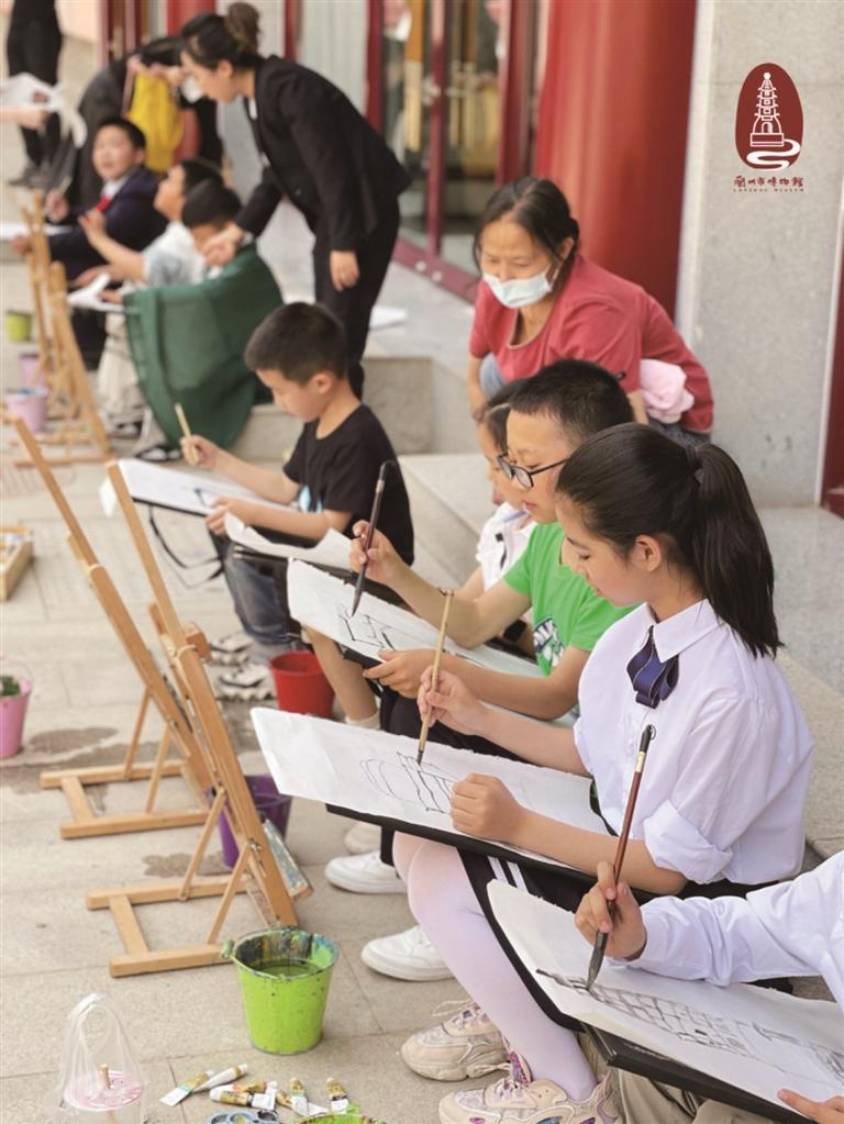 兰州市博物馆研学活动“兰博研学课&middot;绘画博物馆”，孩子们在描绘白衣寺塔。