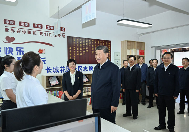 6月19日至20日，中共中央总书记、国家主席、中央军委主席习近平在宁夏考察。这是19日下午，习近平在银川市金凤区长城花园社区党群服务中心便民服务厅了解社区开展便民惠民服务等情况。新华社记者 谢环驰 摄