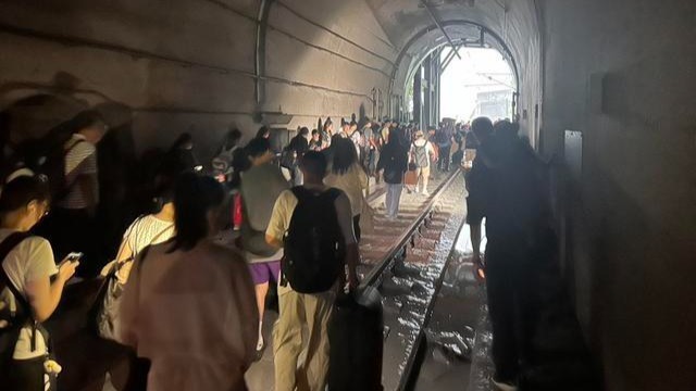 臺鐵再出事，傷亡情況不明！花蓮強降雨致落石砸中列車，司機骨折受傷