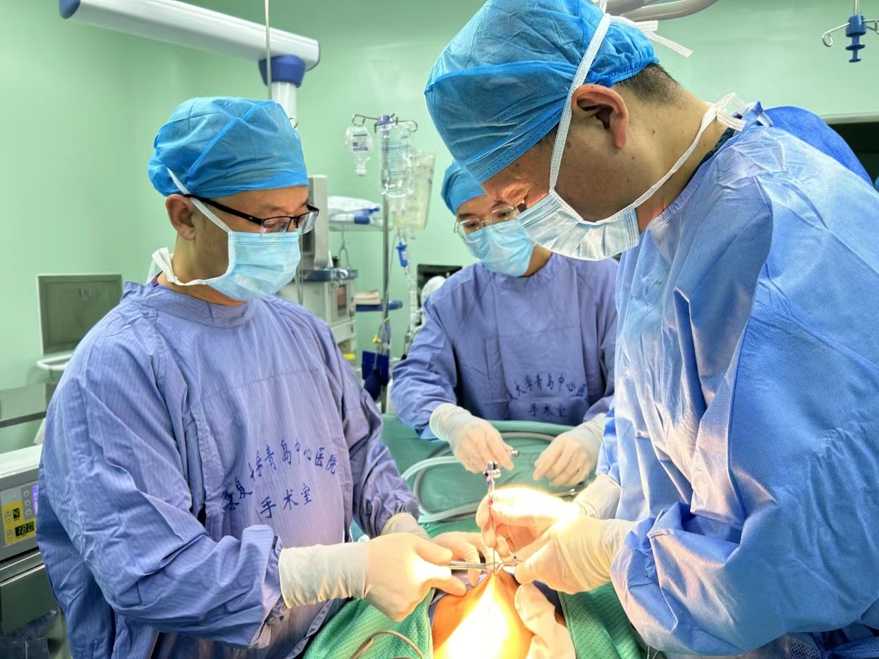 冲破高龄胃癌治疗桎梏，青岛市中心医院为88岁耄耋老人成功实施腹腔镜全胃切除术