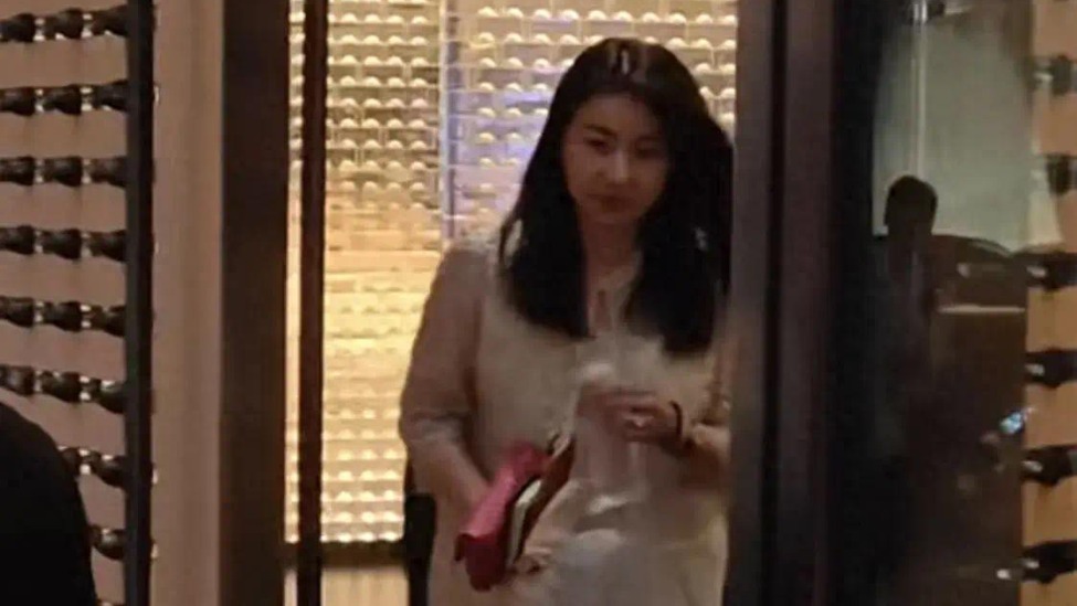 郭晶晶夫妇出席慈善晚宴，霍启刚霸气护妻，手扶老婆后背满是宠溺封面图