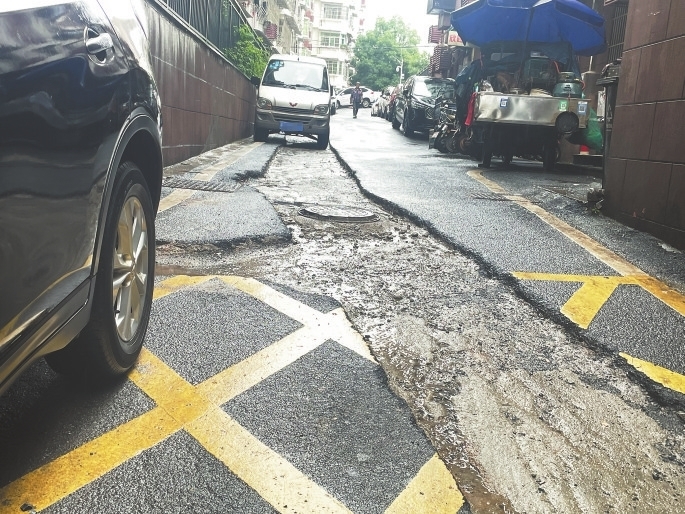 开挖后未修复的道路。 本报全媒体记者 蔡颖辉摄
