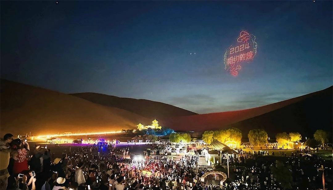 鸣沙山星空下万人合唱歌唱祖国　游客秒变“夸夸团”