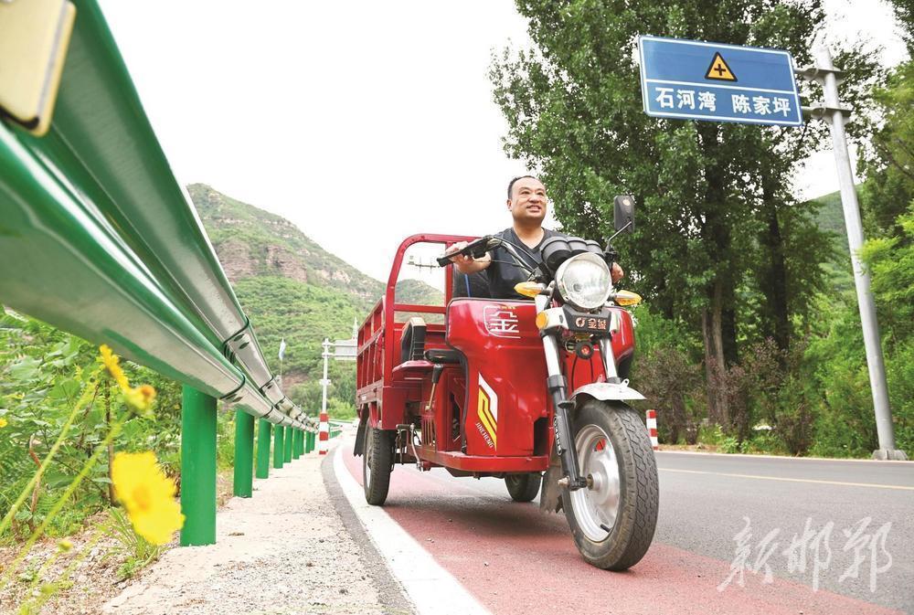 6月18日，温换林骑着电动三轮车，沿白云大道把刚出锅的豆腐运往各个销售点。邯郸新闻传媒中心记者周绍宗 摄