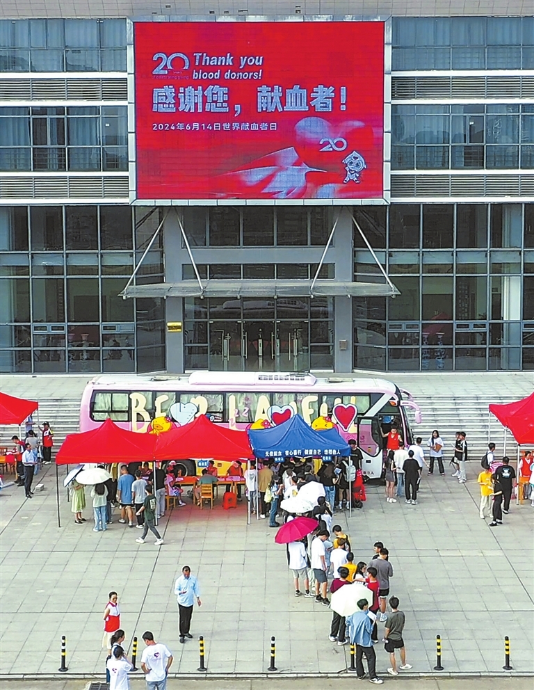 在江西飞行学院，学生们冒着高温排队，挽袖献热血，展现出当代大学生的青春担当。