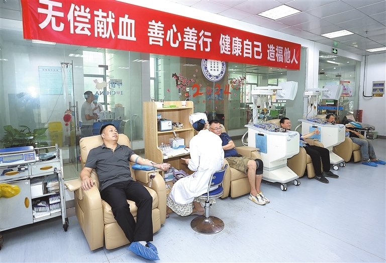 6月13日，前来省血液中心捐献全血、血小板的爱心人士络绎不绝。