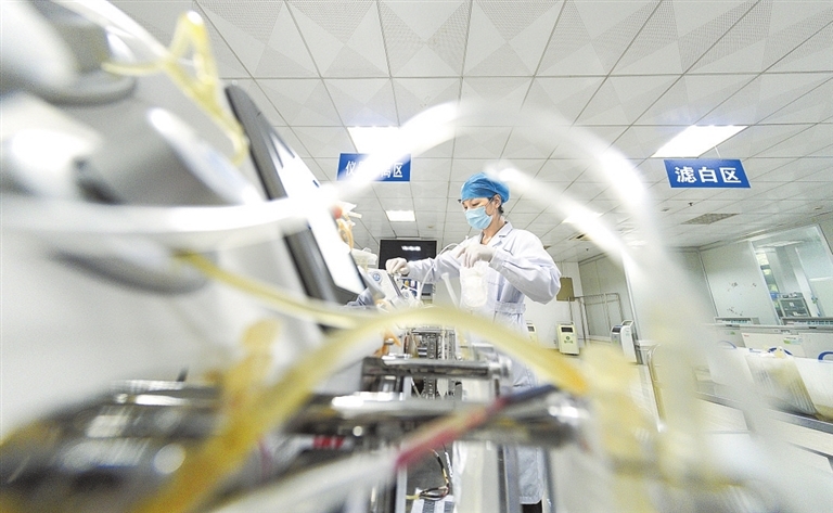 在省血液中心，工作人员对血液进行滤白、分离、速冻，制备成分血制品。