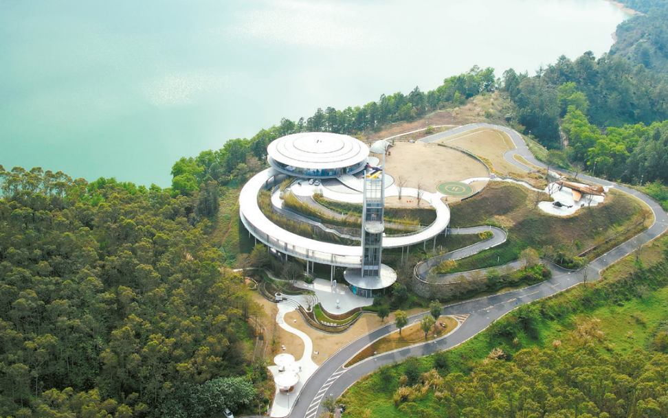 图为恩平黄金泉林小镇飞行主题馆，该馆是全国青少年无人机科学素质等级考务中心、广东省青少年科技教育基地、广东省科普教育基地、广东省航空飞行基地