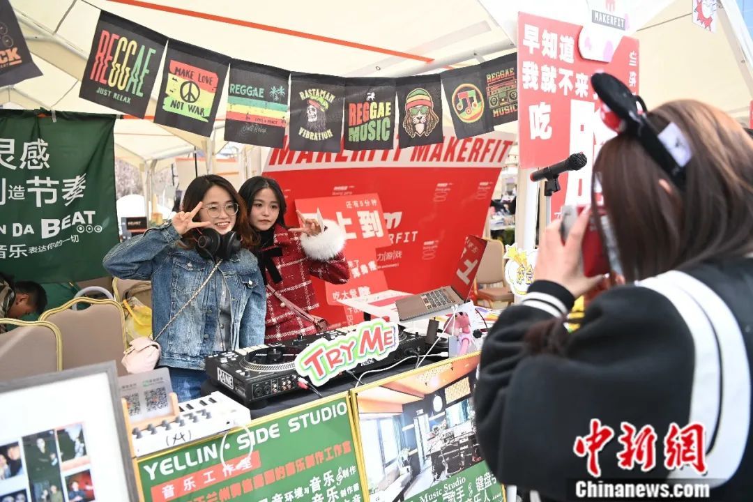 2023年4月7日，“新声兰州&middot;城市文化市集”活动聚集了许多年轻人。九美旦增　摄