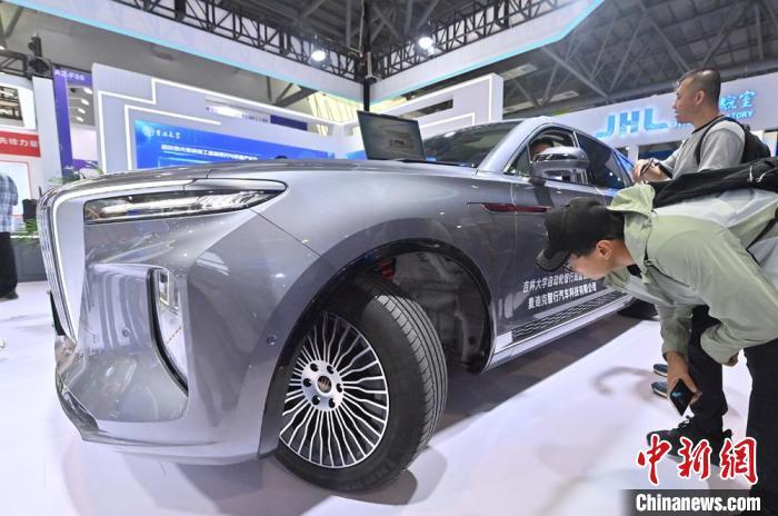 观展者在参观安装了自动轮智行底盘的汽车。 中新社记者 张瑶 摄