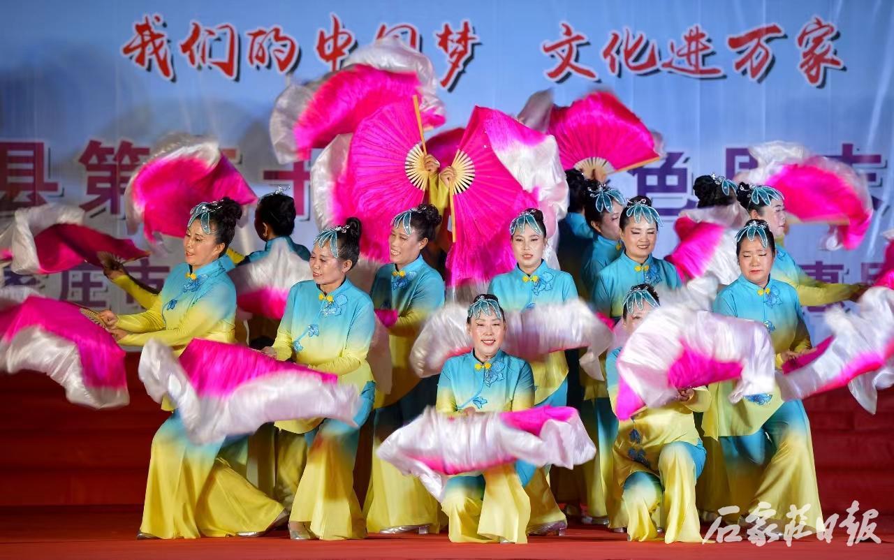 文艺工作者为群众献上了精彩的文艺演出。