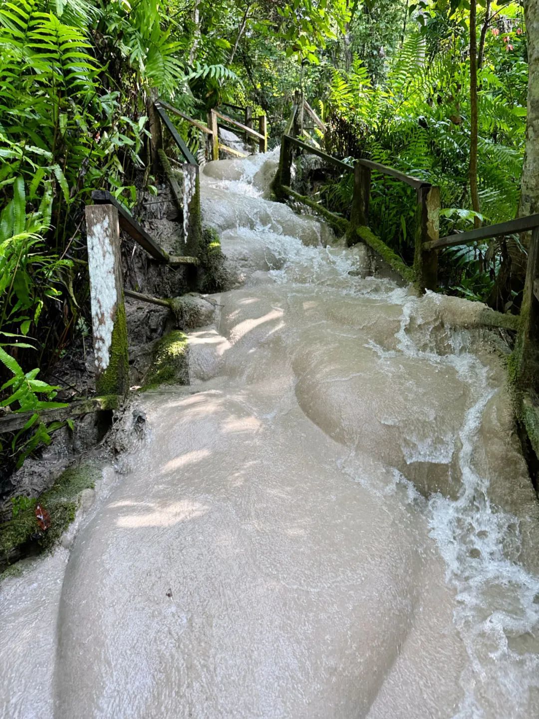 比较陡的地方都装有拉绳和扶手，属于难度不高、娱乐为主的户外场地，哪怕带3岁的孩子都可以顺利攀爬，还能泡在池子里跟小鱼嬉戏，完美的天然游乐场。