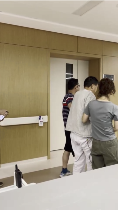 老赵手术当天下床