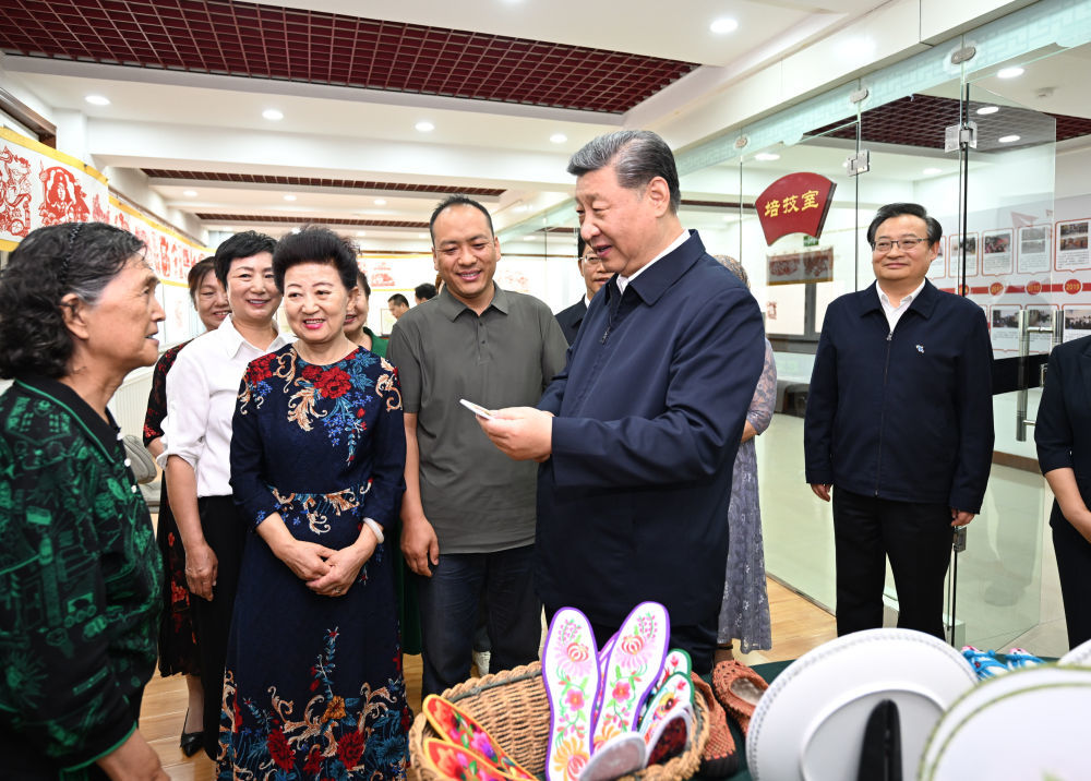 6月19日至20日，中共中央总书记、国家主席、中央军委主席习近平在宁夏考察。这是19日下午，习近平在银川市金凤区长城花园社区活动室考察时，同社区居民亲切交流。新华社记者 谢环驰 摄