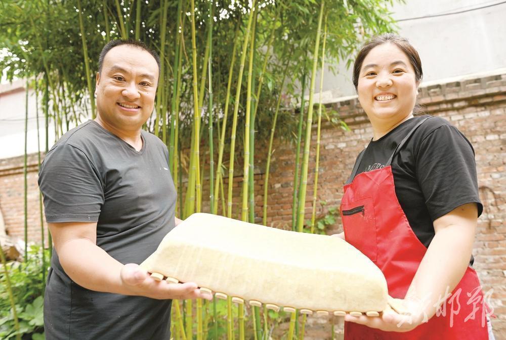 6月18日，温换林夫妇向记者展示刚压制好的豆腐。邯郸新闻传媒中心记者周绍宗 摄