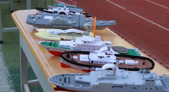 同学们制作的航海模型