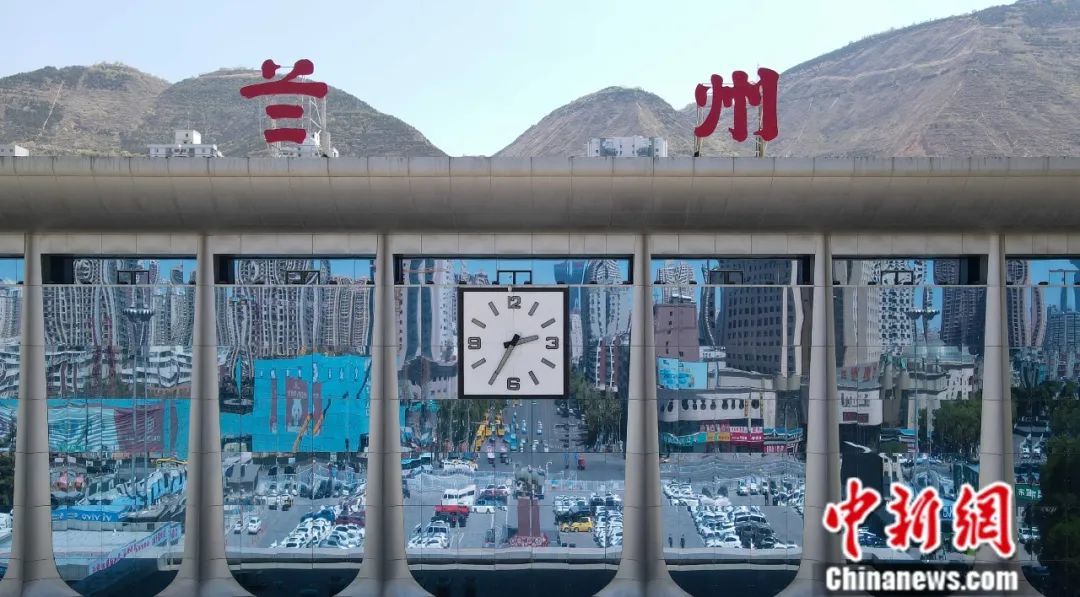 2022年夏季，兰州火车站“兰州”二字。兰州车站供图