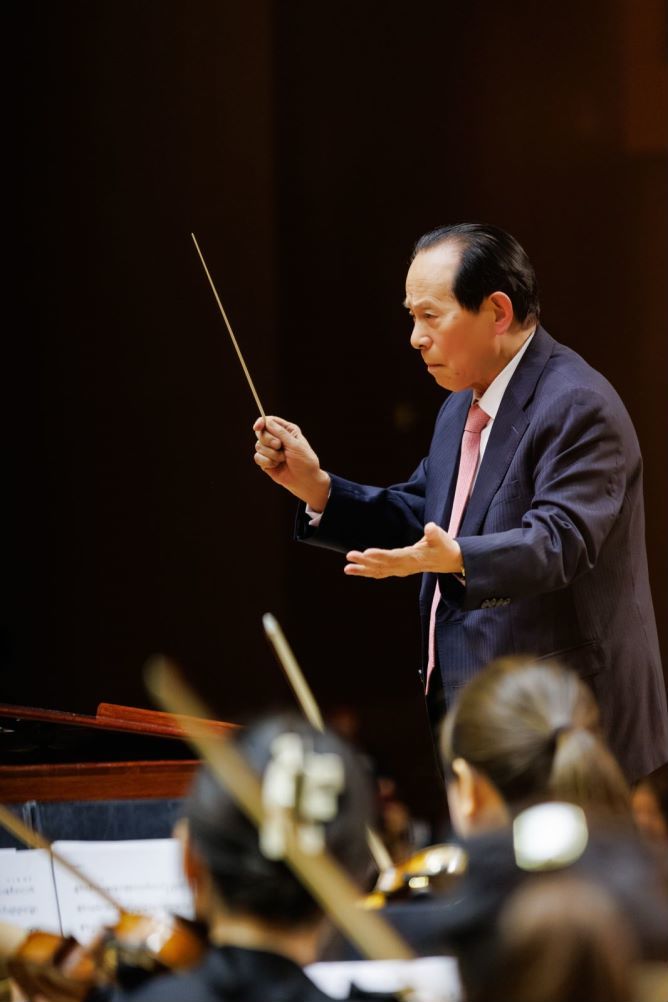 6月21日，何占豪在长影音乐厅指挥《梁祝》。长影乐团供图