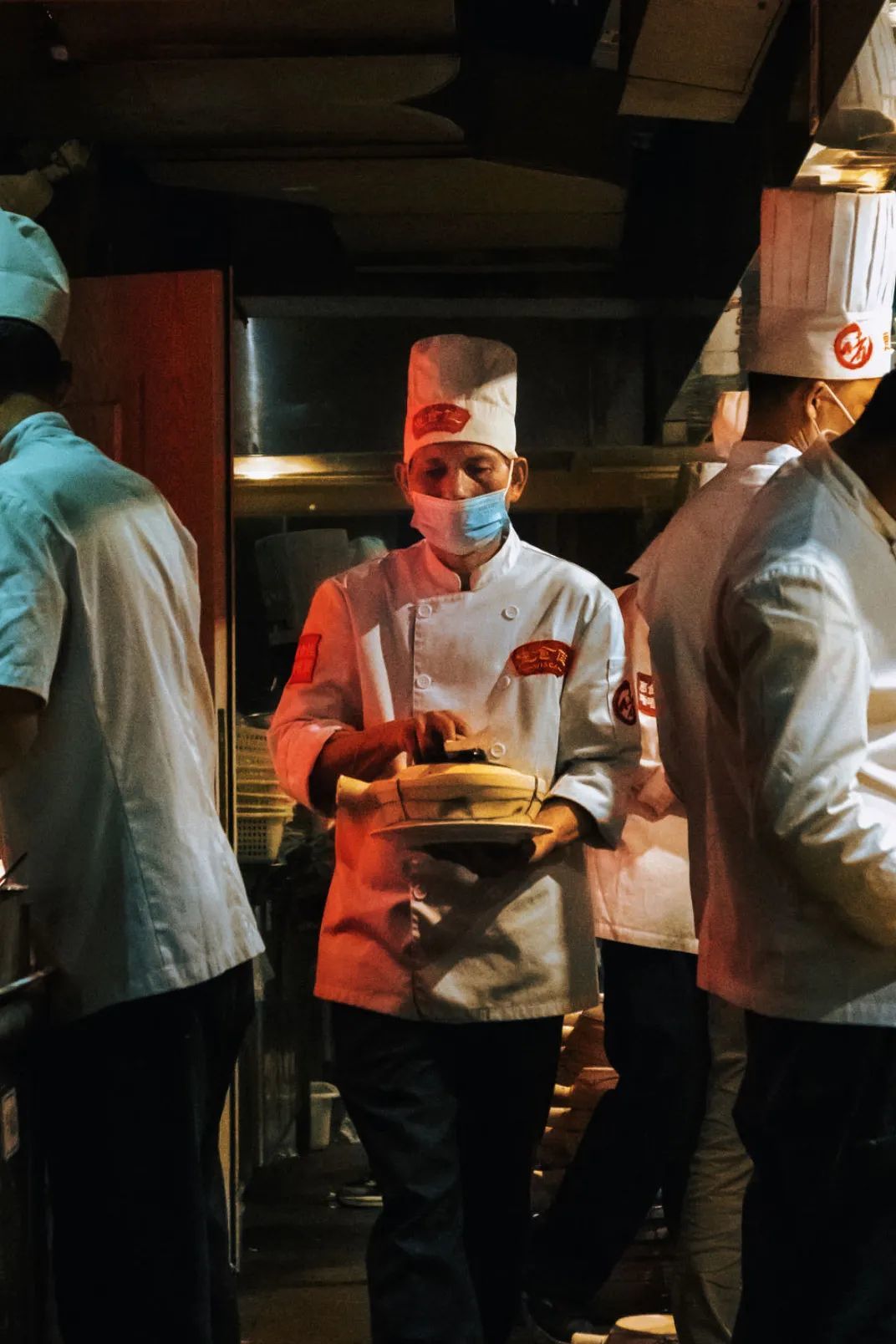 不少大排档，还保持着“小跑”上菜，只求吃到啫啫煲最佳火候的传统。