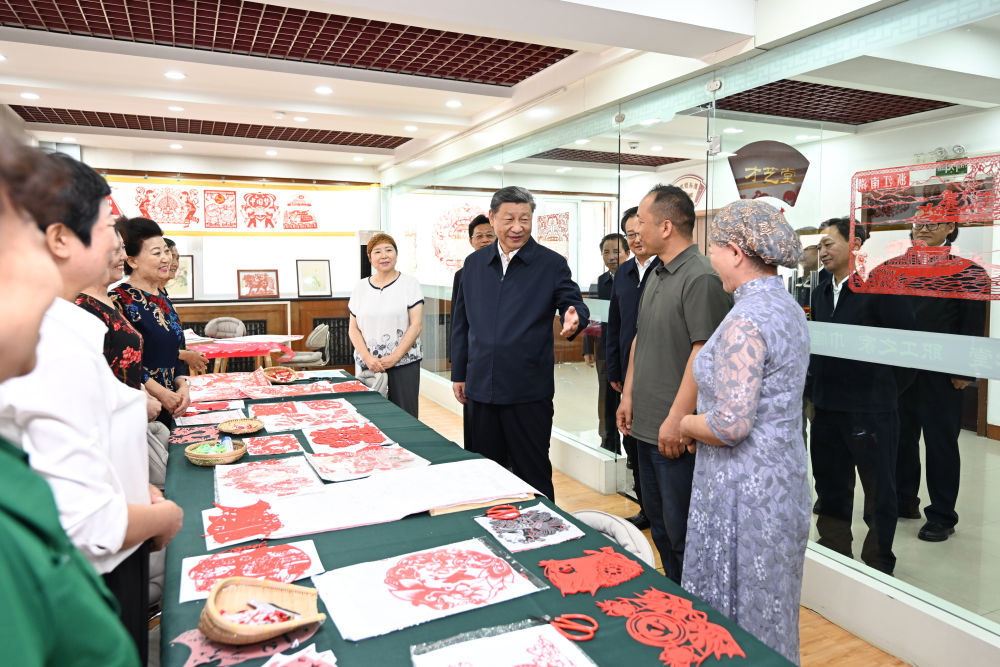 6月19日至20日，中共中央总书记、国家主席、中央军委主席习近平在宁夏考察。这是19日下午，习近平在银川市金凤区长城花园社区活动室考察时，同社区居民亲切交流。新华社记者 谢环驰 摄