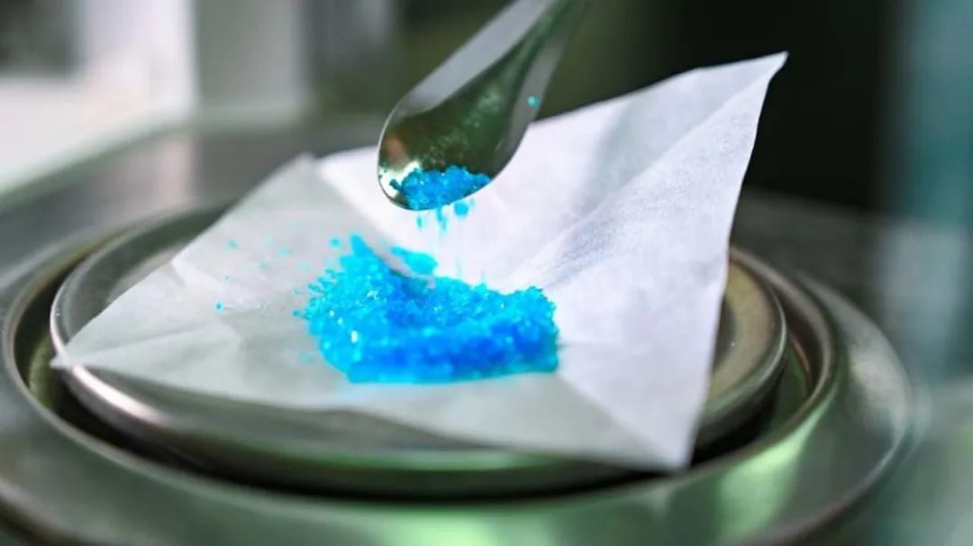 电镀用硫酸铜产品为透亮的蓝色晶体　李德宇　摄