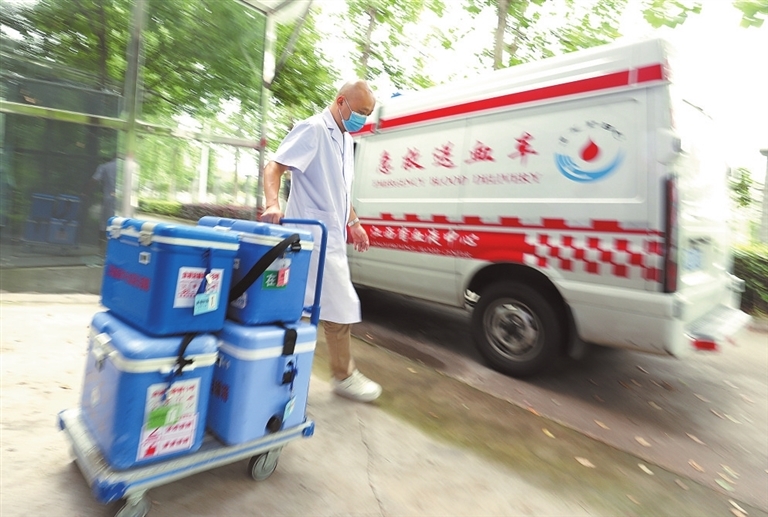 医院提出需求后，省血液中心通过急救送血车迅速地将血液送至医院血库。